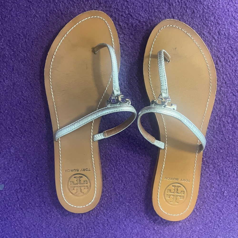 🌟Tory Burch 🌟 Silver Metallic Thong Sandals. Size 8.5